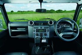Land Rover представил обновленную версию Land Rover Defender - 