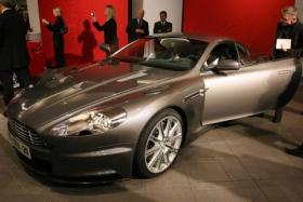Aston Martin представил V8 Vantage Roadster и спортивное купе Aston Martin DBS - 
